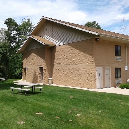 Oakridge Motel Newaygo Экстерьер фото